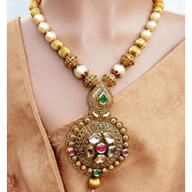 Round Kundan Pendant Set with Beads Mala